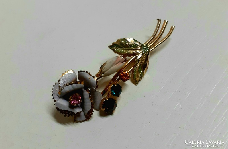 Rose-shaped brooch with beautiful retro colors