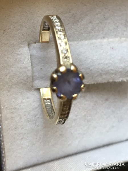 Yellow gold ring with tanzanite and 18 small diamonds