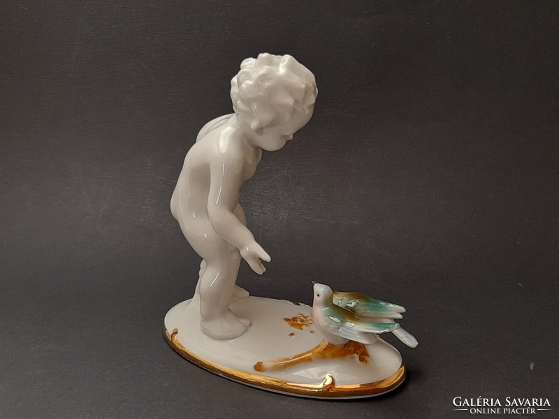 Carl Scheidig Grafenthal, galambokat etető kisfiú, 13 cm
