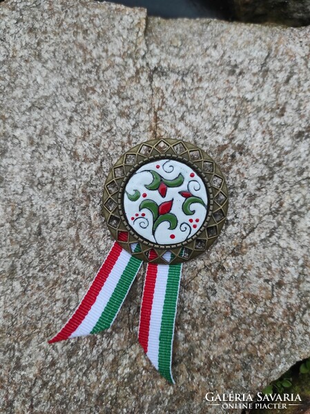 A badge that can be worn as a cockade.