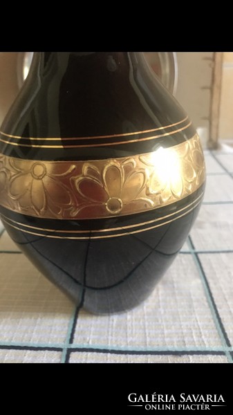 Régi fekete hialitüveg váza, körbefutó arany relief díszítéssel, 22cm