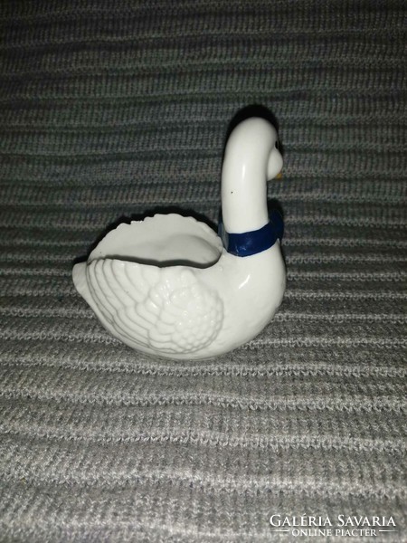 Porcelain swan figurine, 7.5 cm long, 8 cm high (1)