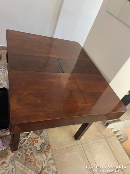Walnut colored art deco dining table, dining table in excellent condition. With a pull-out, fold-out insert.