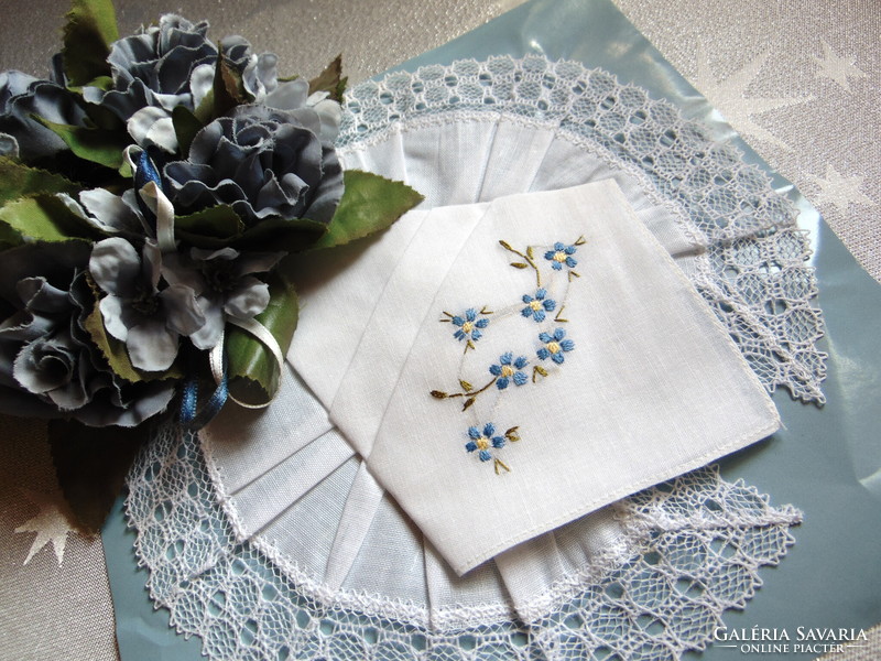 Csipke szélű és nefelejcs hímzett textil zsebkendő