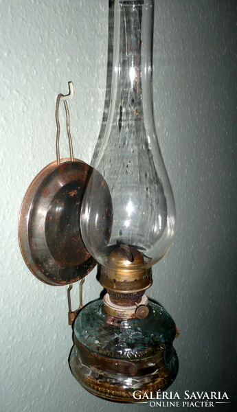 Fényvetős fali, vagy asztali petróleum lámpa, régi üvegtestű, 38 cm. magas