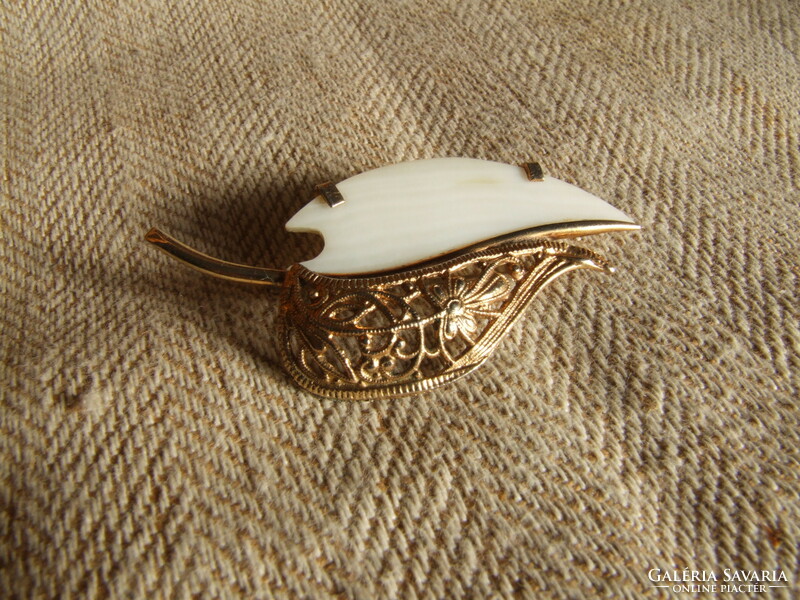 Gold-plated copper badge with mother of pearl (040911)
