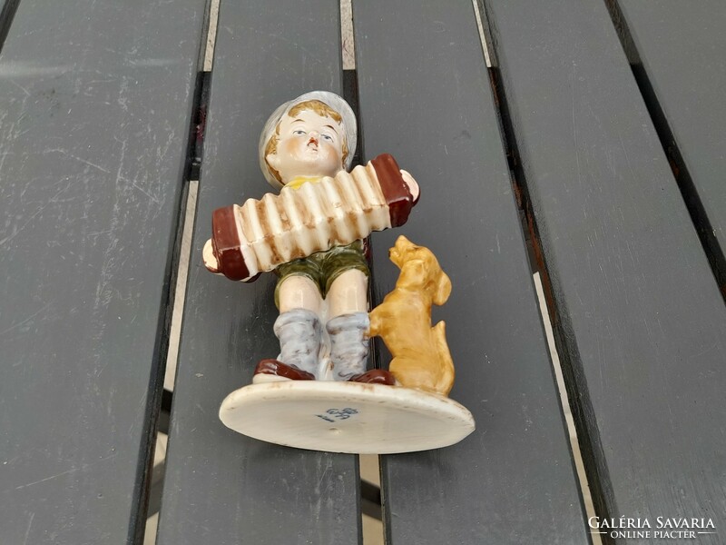 Gyönyörű Német porcelán harmonikázó kisfiú