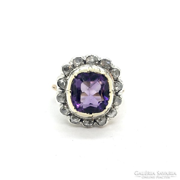 3685. Old gold ring with amethyst and diamonds