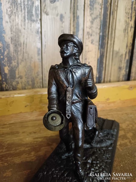 Bronze statue, early 20th century, hunter with his dog, cigarette and match holder, 18th century scene
