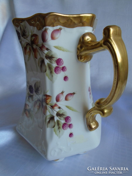 Richly gilded English spout 16.5 Cm.