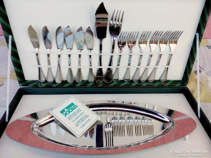 Italian stainless steel quality fish set. In its original box