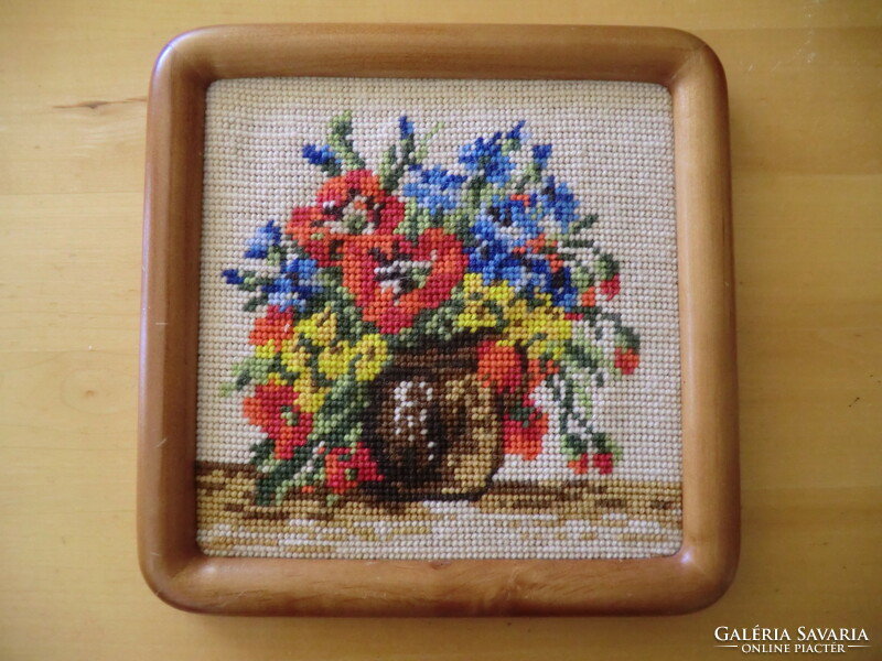 Picture in a tapestry bouquet frame 24x24 cm, of which the picture is 19x19
