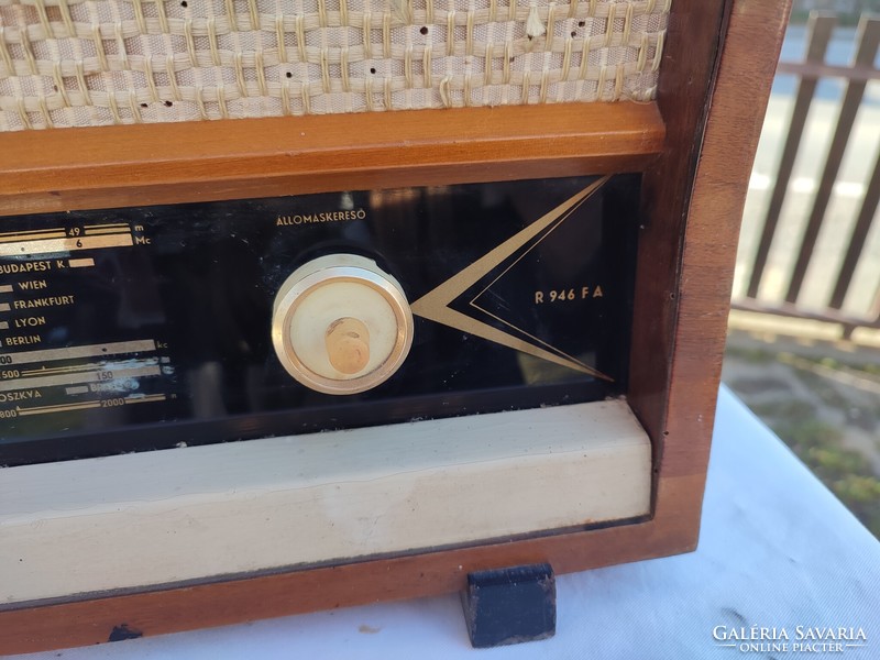 Hunting ammunition factory r 946 wooden symphony old radio