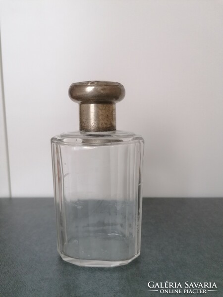 Antik, hántolt üveg flaska ezüst tetővel