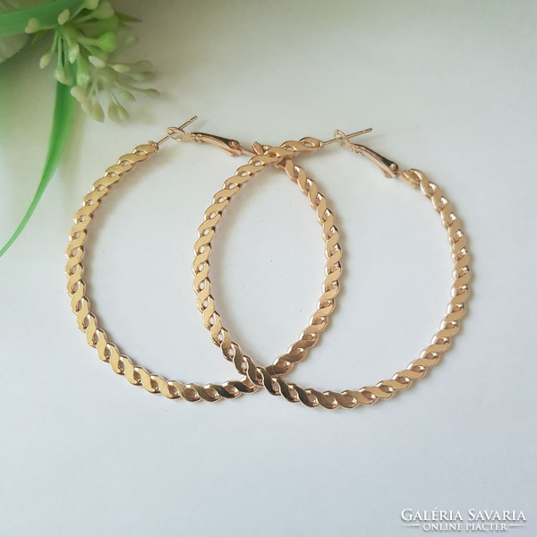 New, gold-colored, flat chain motif hoop earrings
