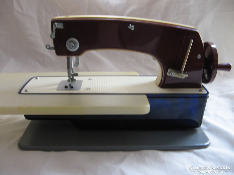 Retro Podolsk metal toy sewing machine