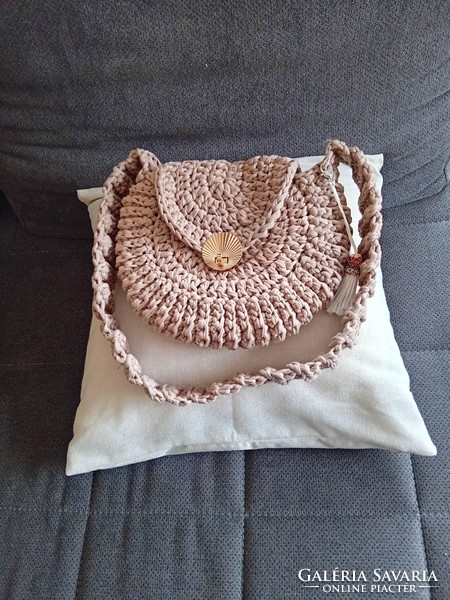Round bag crocheted from T-shirt yarn