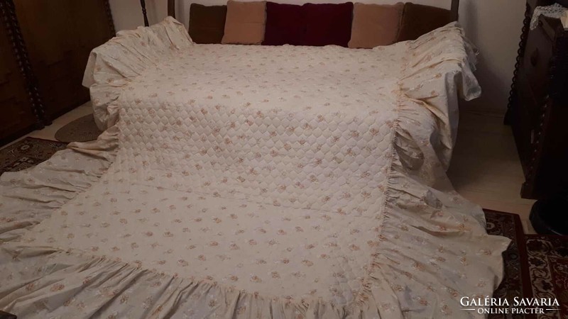 Double Australian unused, beautiful quilted, ruffled bedspread