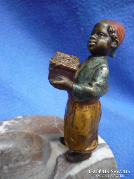Márvány hamutartó, festett bécsi bronz figurával