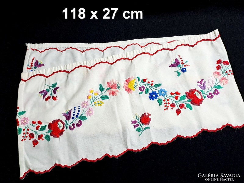 Kalocsai mintával hímzett drapéria felső rész 118 x 27 cm