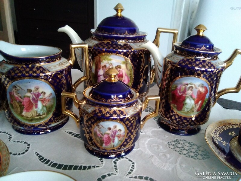 Alt Wien porcelán teás-kávés készlet két kancsóval, domboraranyozással.