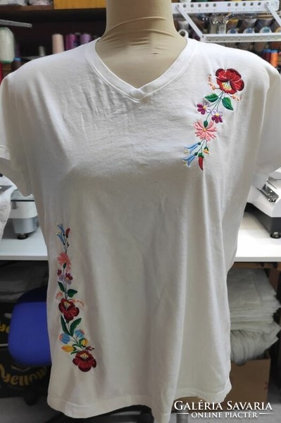 Embroidered women's t-shirt