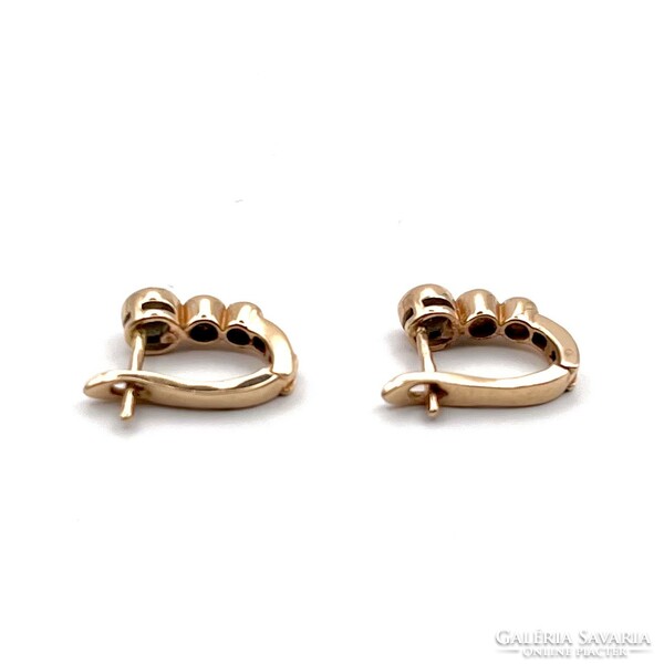 4571. Gold earrings with diamonds