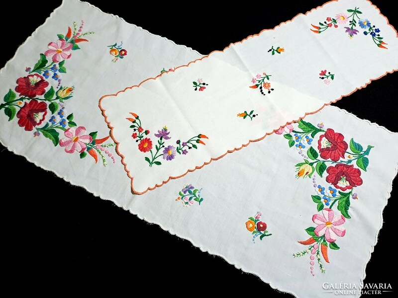 2 tablecloths embroidered with a Kalocsa flower pattern, running measurements in the pictures