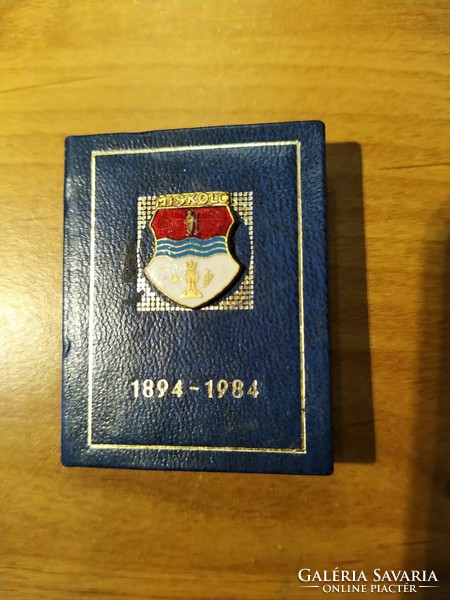 Miskolc város két rendezési terve – Miskolc, Minik.gy. k. – 198  fém címerrel - számozott minikönyv