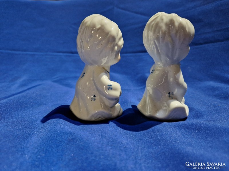Small Chinese porcelain figurines with musical instruments in their hands