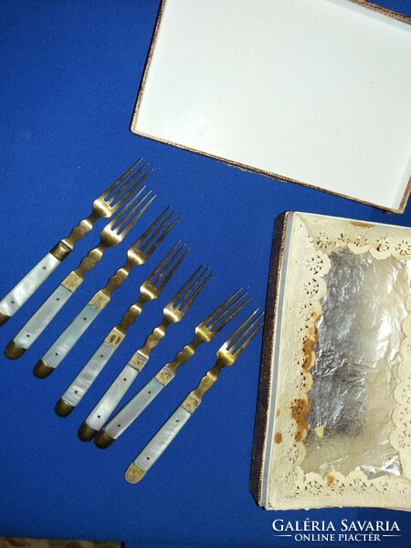 Antik réz, és gyöngyház nyelű kés -villa süteményes étkészlet ( 7 - 7 darab) dobozával képek szerint