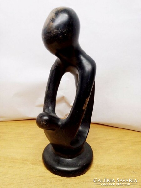Modern fekete gránit szobor: Gyermekét dajkáló anya, egyedi szobrász műtárgy