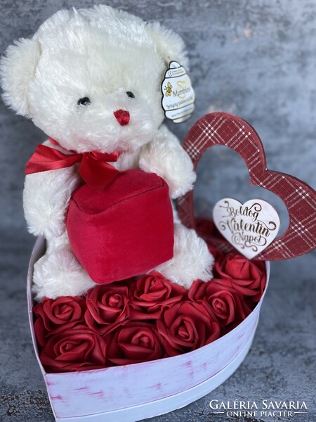 Valentin napi macis rózsabox, virágbox piros plüss dobozzal, ahova meglepetés rejthető