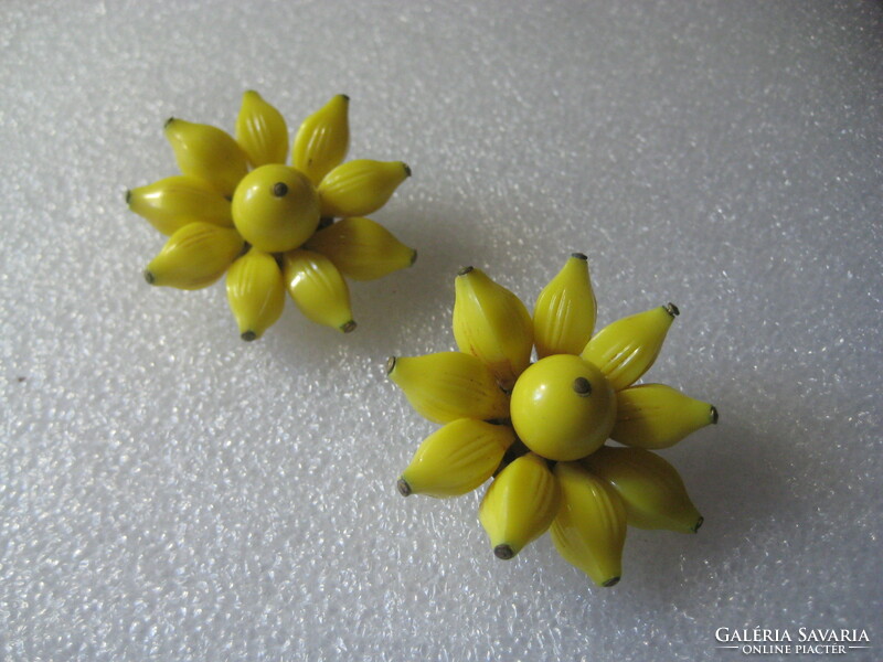 Clip with yellow flower