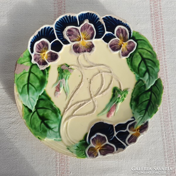 Art Nouveau majolica decorative plate from Körmöcbánya, 26 cm in diameter