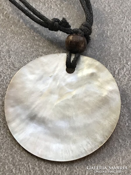 Shell pendant necklace, 4.5 cm diameter