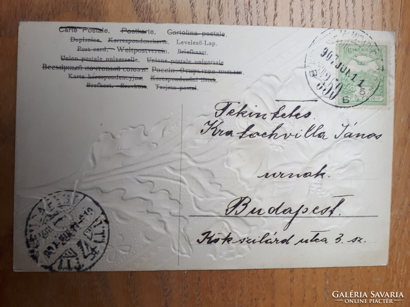 1907-es dombornyomott futott képeslap: Virágok