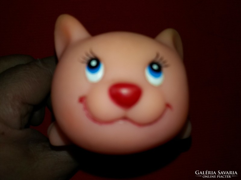 Retro trafikáru aranyos fekvő piros masnis macska cica játék gumi figura a képek szerint