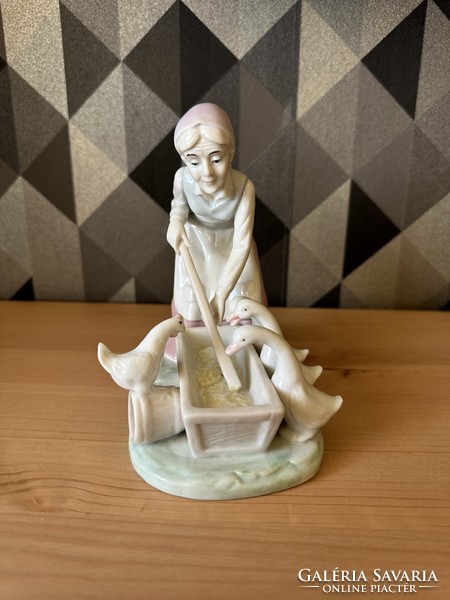 Baromfit etető öregasszony porcelán figura
