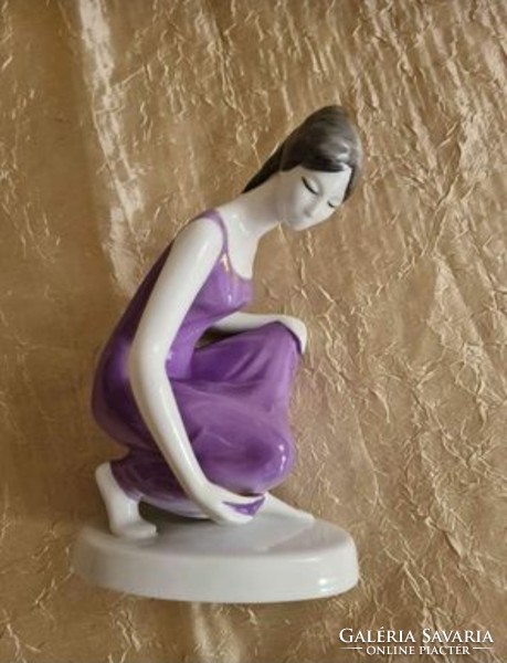Hölóháza porcelain figure of a woman drawing water