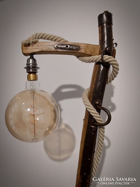 Design állólámpa,egyedi indusztriál állólámpa, régi fa, szekértengely állólámpa, öko, saját készítés
