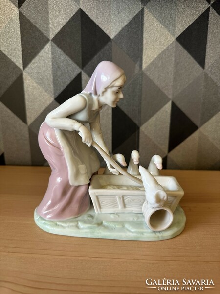 Baromfit etető öregasszony porcelán figura
