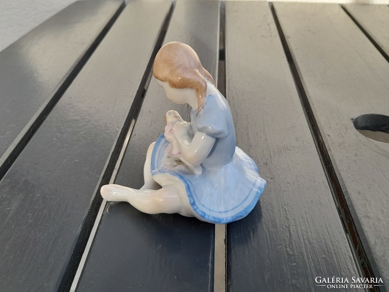 Kőbányai babázó porcelán lány