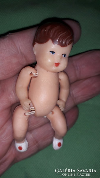 Antik cca.1940 tömör gumikézzel festett babaszobás kicsi baba 7 cm a képek szerint