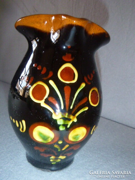 Glazed ceramics from Hódmezővásárhely.