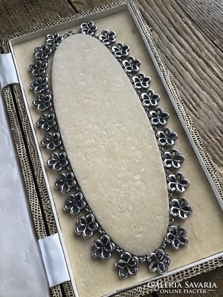 Gyönyörű antik ezüst nyakék markazit kövekkel saját dobozában, új állapotban