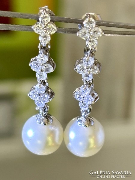 Dazzling pair of silver earrings, embellished with pearls and zirconia stones