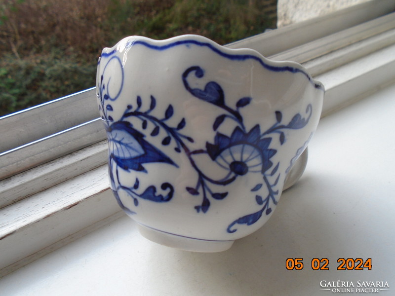 19 Sz hand painted Meissen onion pattern cup with rare twisted tongs, wavy rim