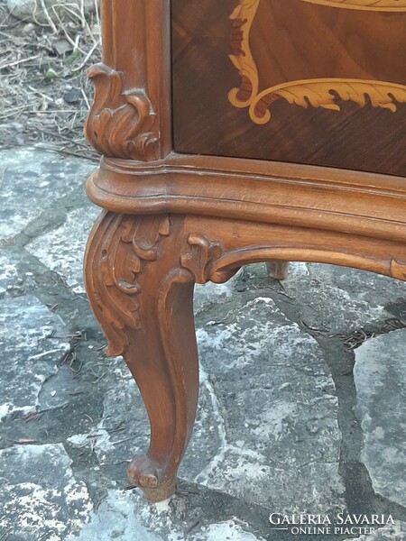 Gyönyörű barokk 3 fiókos intarziás fa komód csodás kézi faragásokkal  , rézfoggantyúkkal