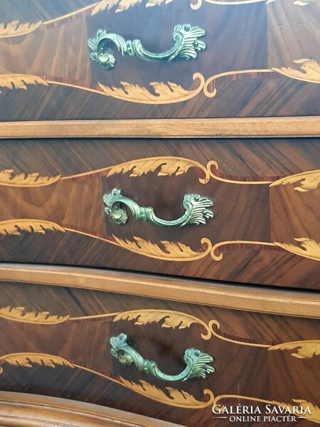 Gyönyörű barokk 3 fiókos intarziás fa komód csodás kézi faragásokkal  , rézfoggantyúkkal